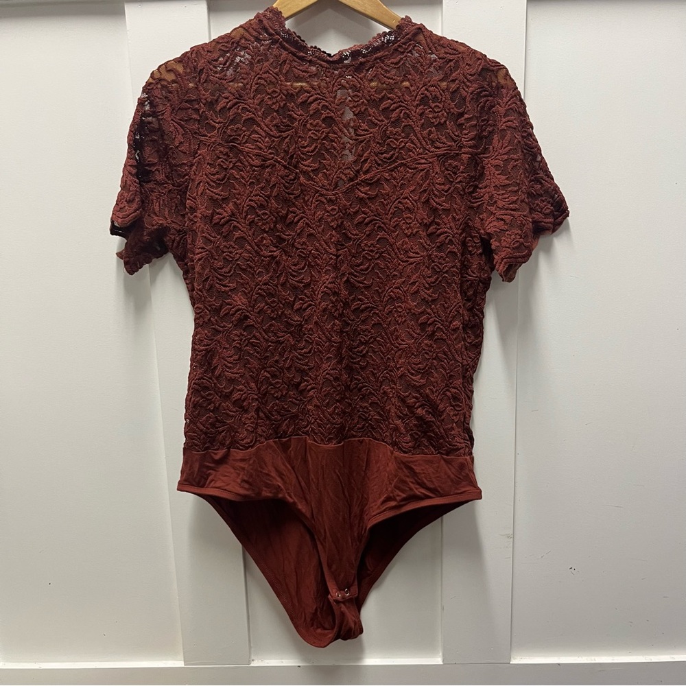 Women’s Lace Textured Short-Sleeve Bodysuit - Rust